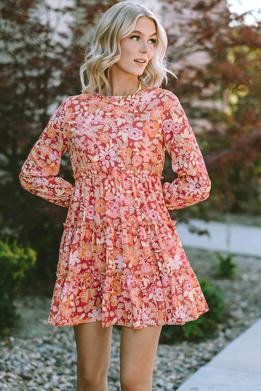 Vestido escalonado de manga larga con cuello redondo y estampado floral