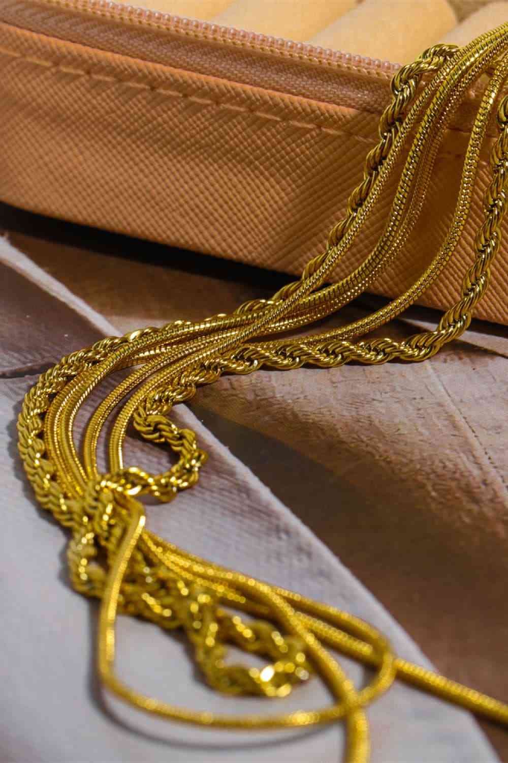 Dreischichtige Halskette aus Edelstahl mit 18-Karat-Vergoldung