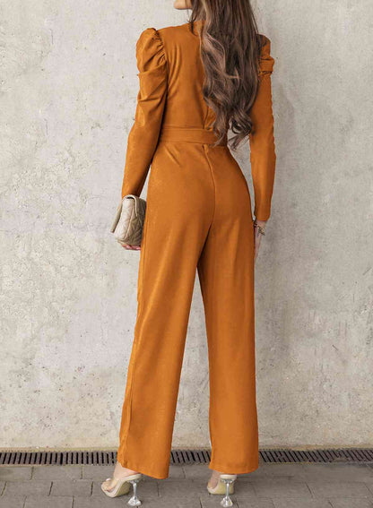 Langer Jumpsuit mit V-Ausschnitt und Puffärmeln und Gürtel