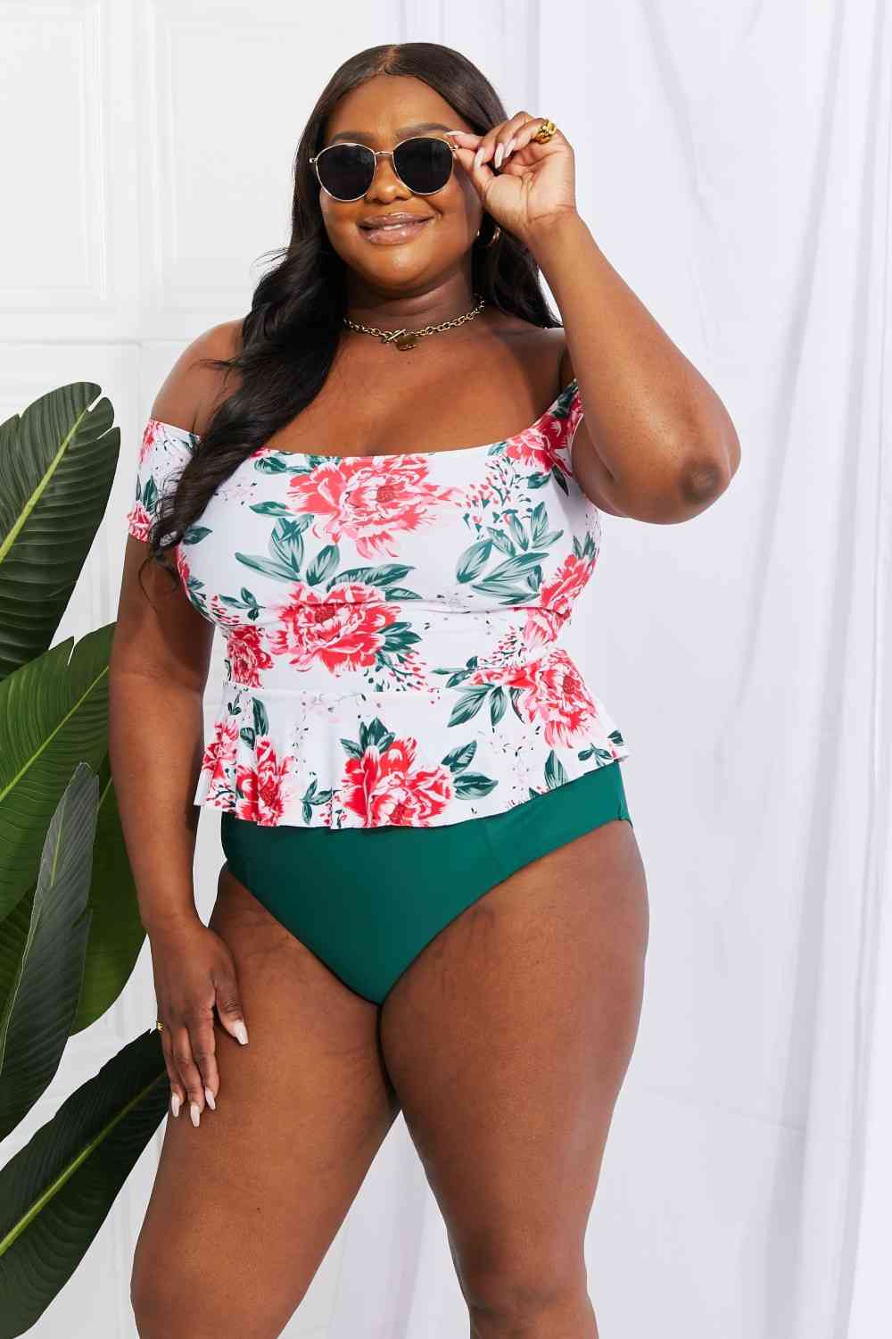 Conjunto de tankini de natación con hombros descubiertos Coastal Cutie de Marina West Swim