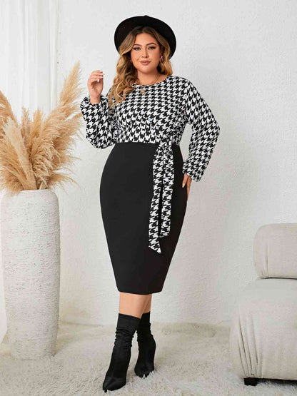 Plus-Size-Kleid mit Hahnentrittmuster und langen Ärmeln