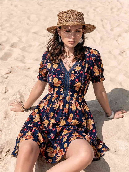 Vestido floral con cuello en V y mangas con volantes