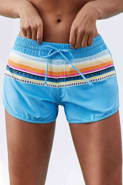 Gestreifte, elastische Boardshorts mit Kordelzug