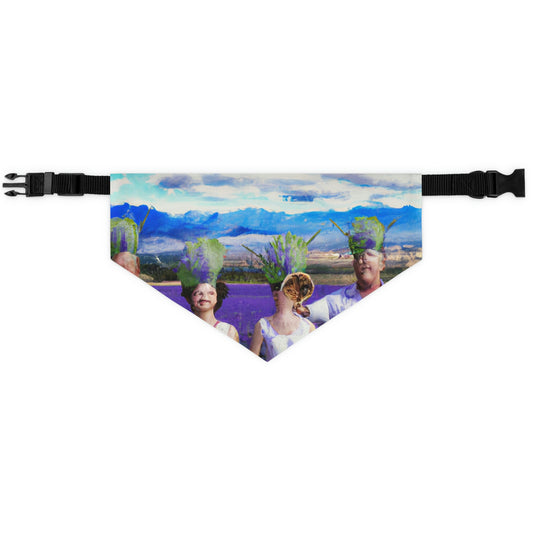 "Lavendel Family Reunion: A Blooming Celebration" - Das Alien Pet Bandana Halsband