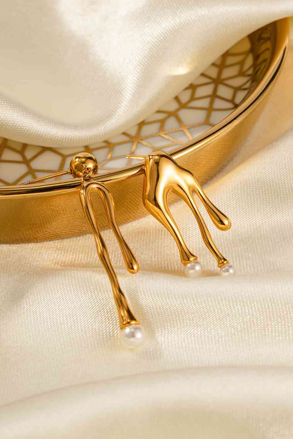 Pendientes colgantes chapados en oro de 18 quilates con perlas sintéticas