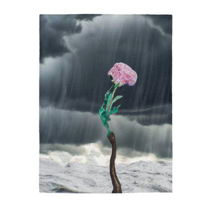 "Aight Against the Storm: The Story of a Lonely Flower" - La manta de felpa Alien Velveteen