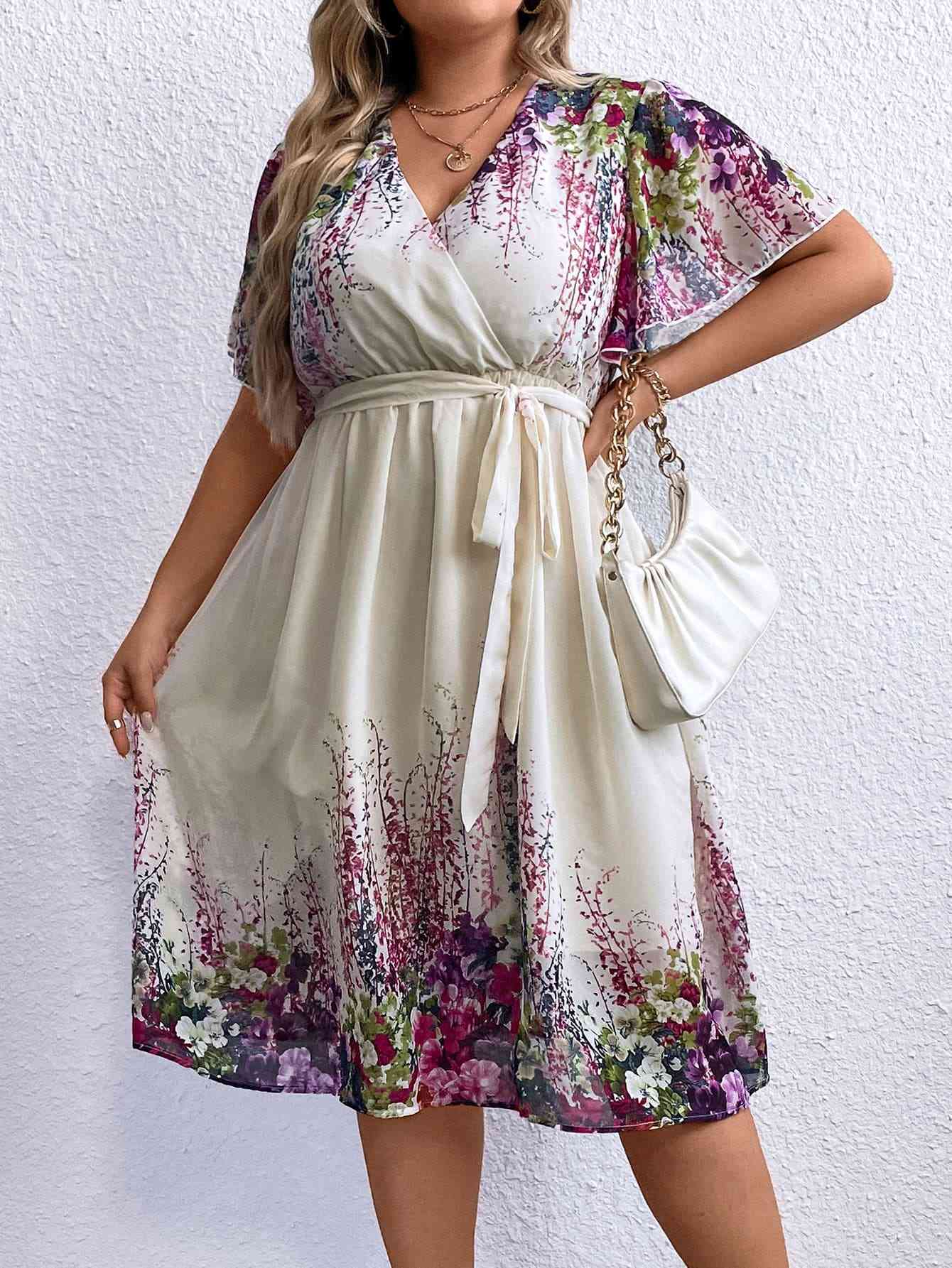 Plus-Size-Kleid mit Blumenmuster, Taillenschnürung und Surplice-Ausschnitt