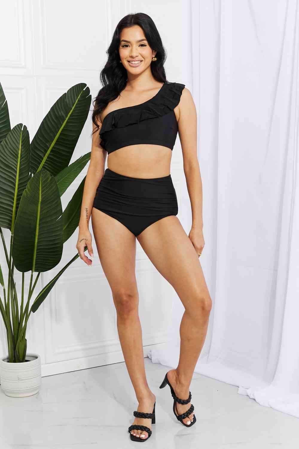 Bikini de un solo hombro con volantes en negro Seaside Romance de Marina West Swim