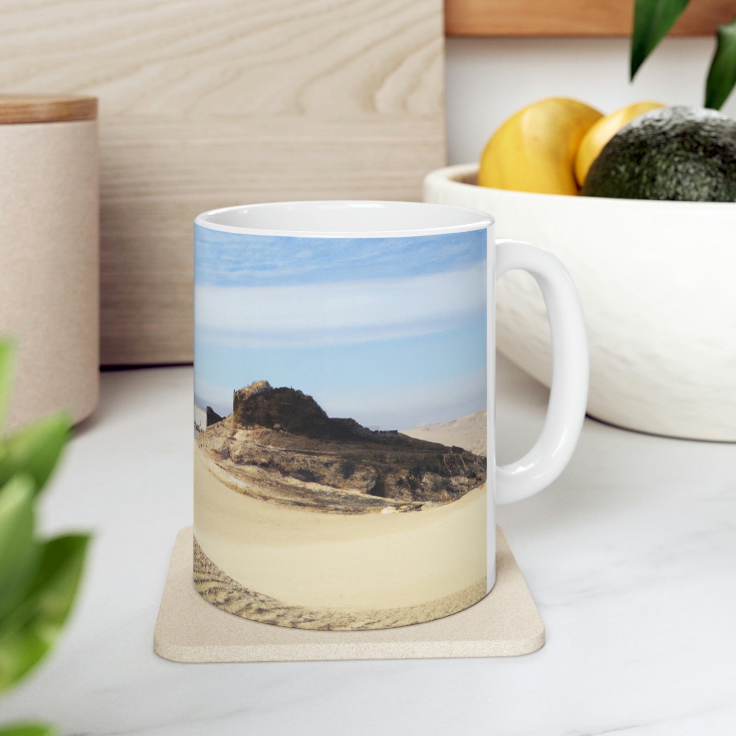 "Lost in the Sands: Discovering the Ancient Temple" - Taza de cerámica The Alien 11 oz