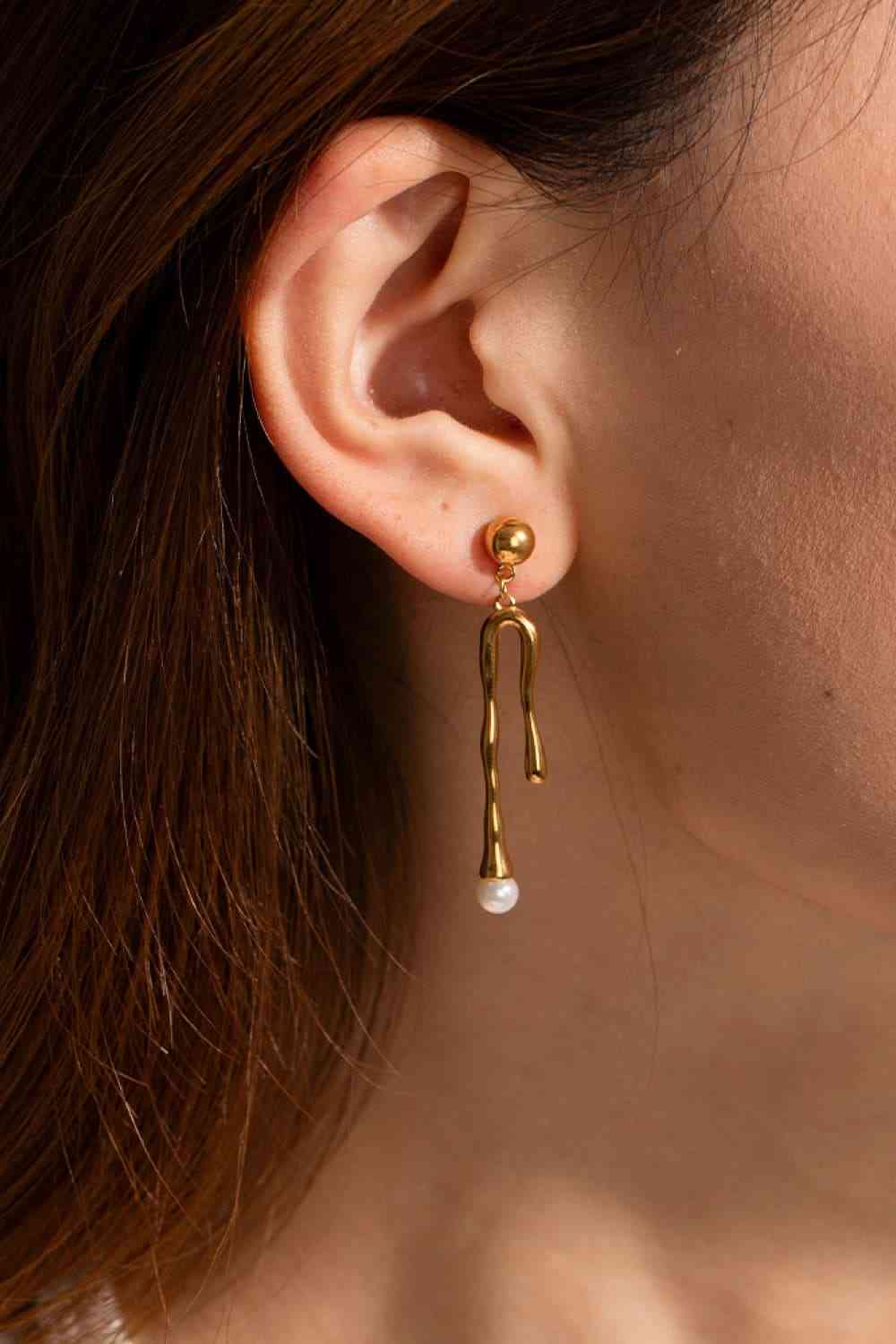 Ohrhänger aus synthetischen Perlen mit 18-Karat-Vergoldung