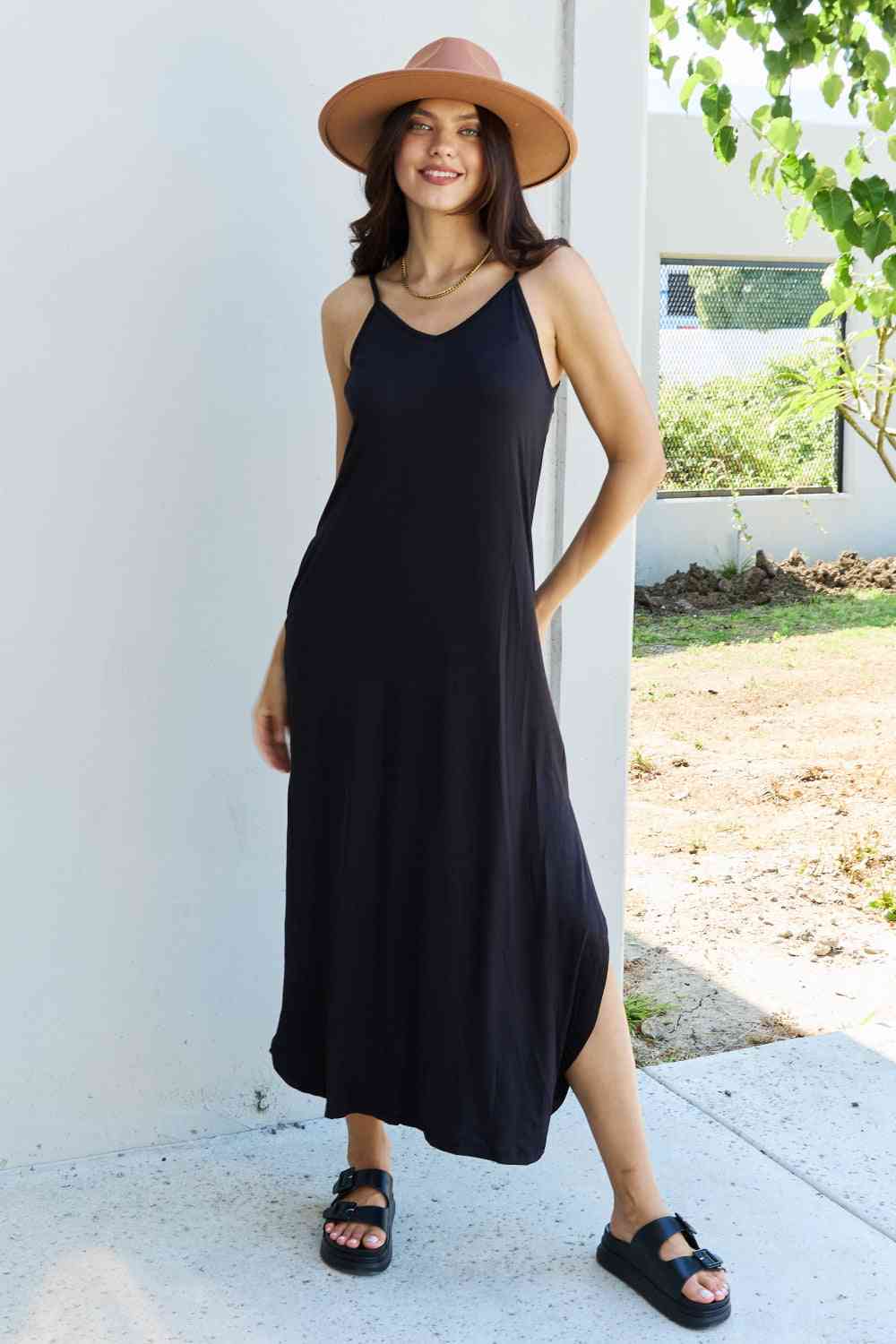 Ninexis Good Energy Cami-Maxikleid mit seitlichem Schlitz in voller Größe in Schwarz