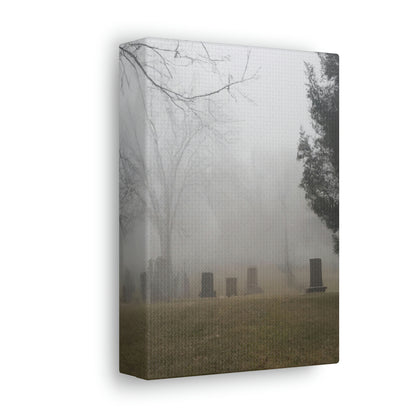 "Perdido en la niebla: un cementerio olvidado" - The Alien Canva