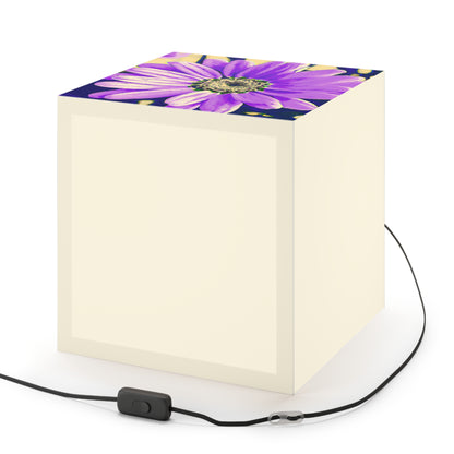 Lila Blütenblätter knallen: Kreieren Sie eine auffällige Gänseblümchen-Rosen-Fusion – die Alien Light Cube Lampe