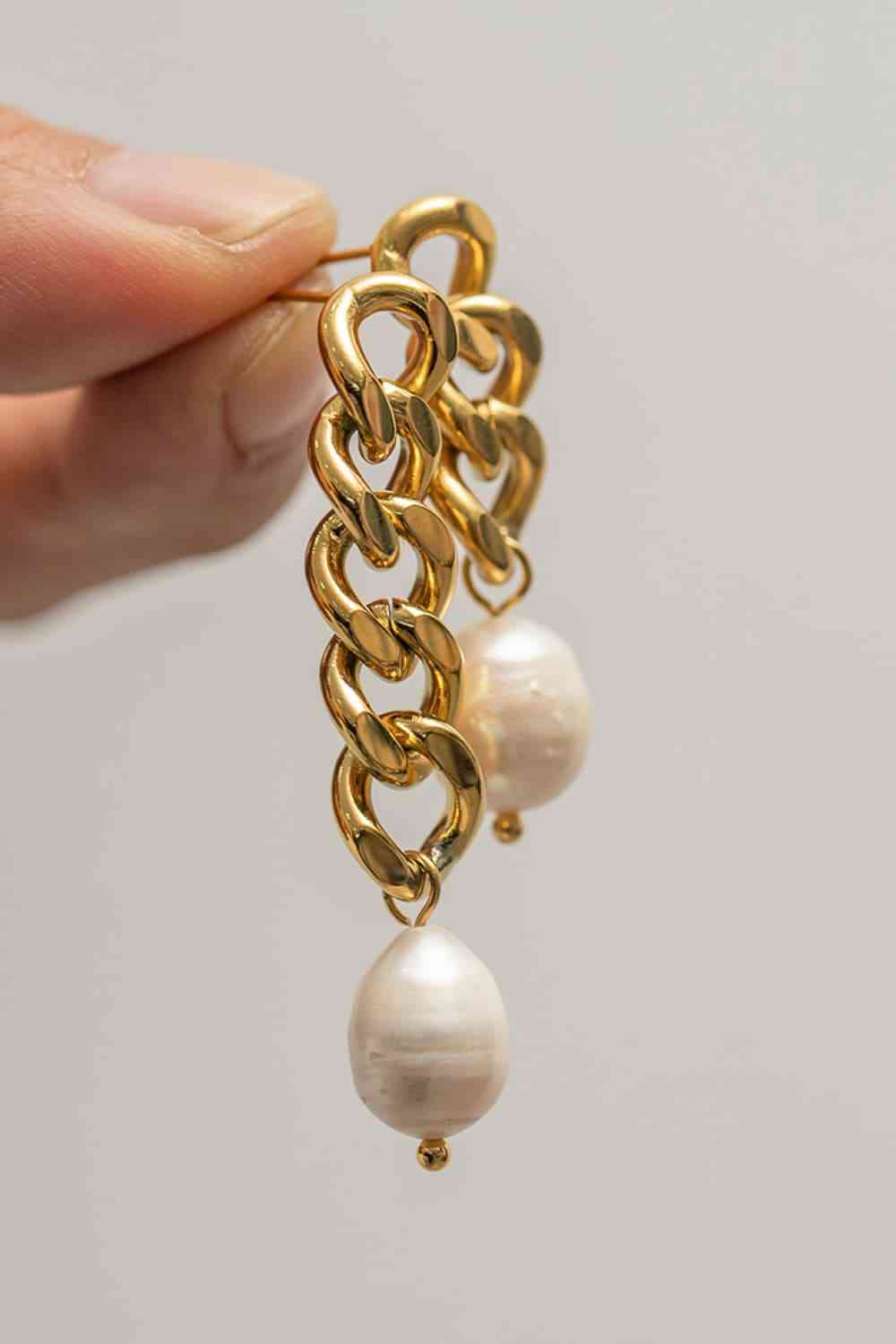 Asymmetrische Perlenohrringe aus Edelstahl