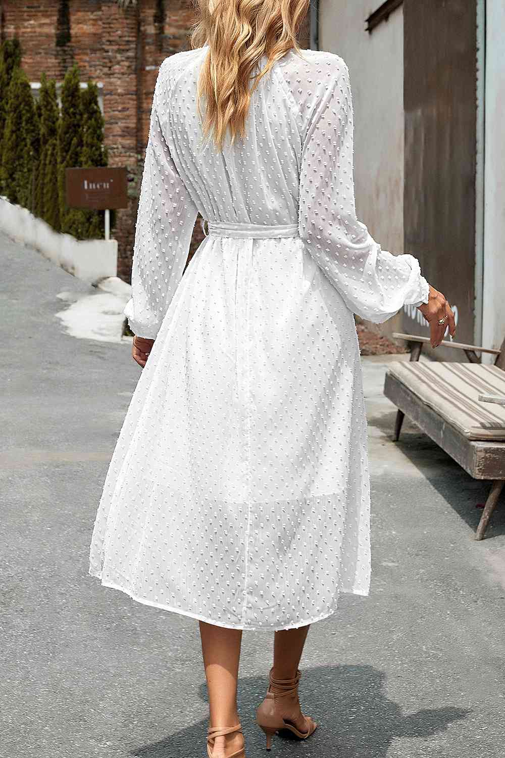 Vestido con cintura anudada y lunares suizos