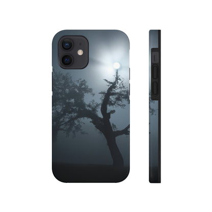 "Ein leuchtender Wächter im Nebel" - Die Alien Tough Phone Cases