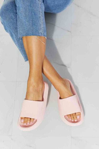 MMShoes „Arms Around Me“-Slipper mit offener Zehenpartie in Rosa