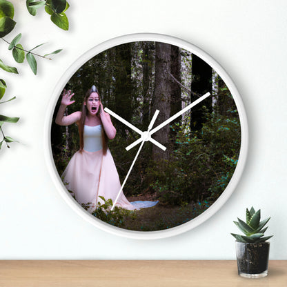 La princesa perdida y la tiara del bosque denso - El reloj de pared alienígena