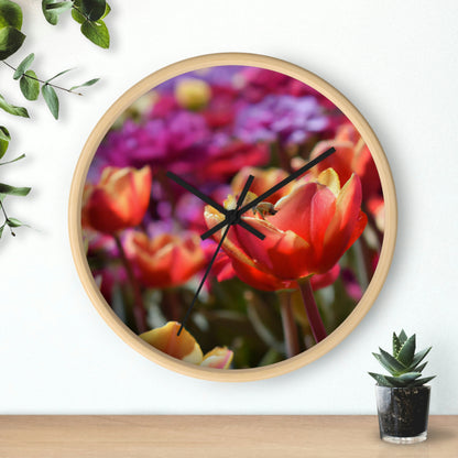 "La red de arrastre de tulipanes de la abeja ocupada" - El reloj de pared alienígena