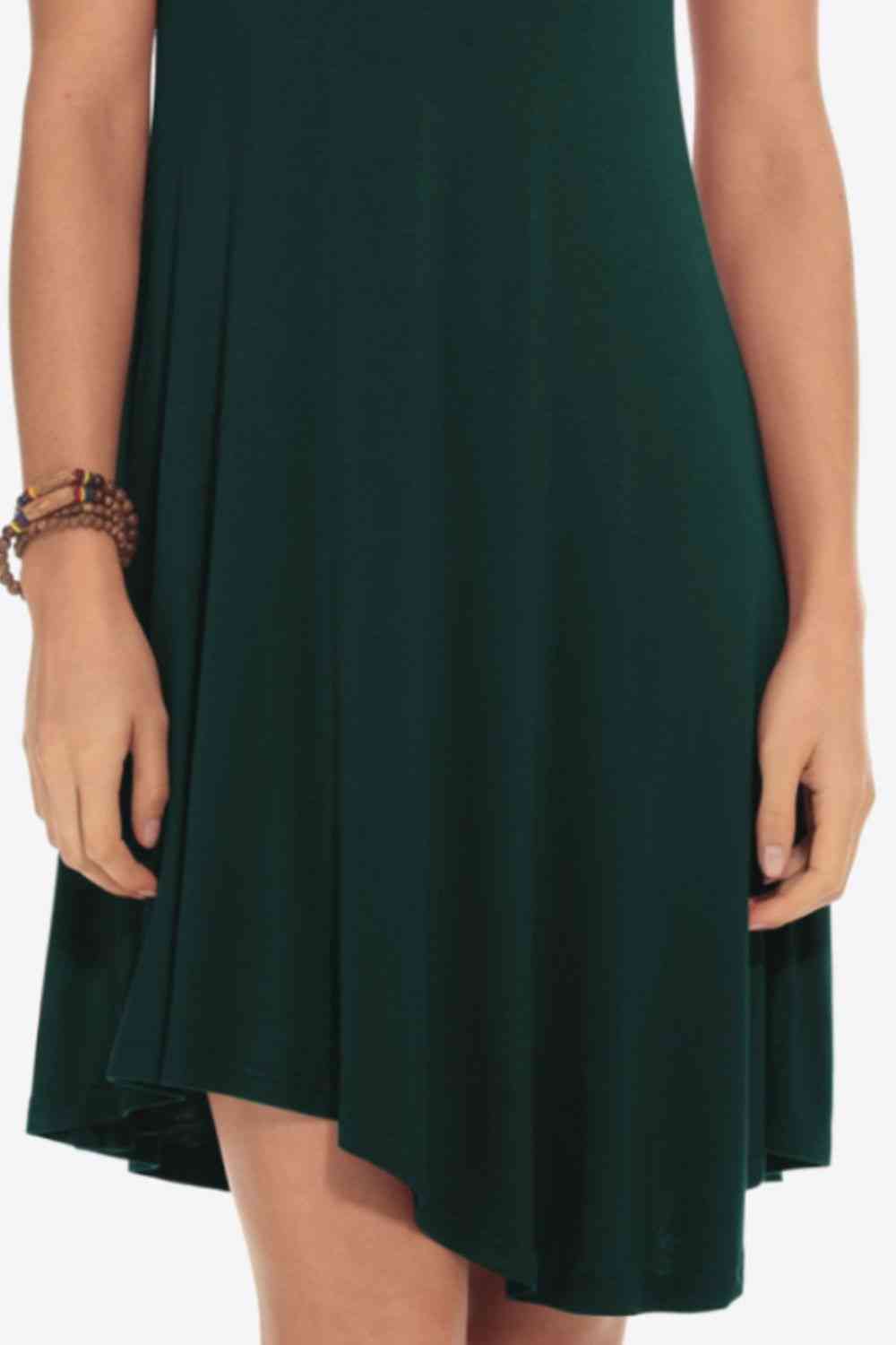 Vestido hasta la rodilla con cuello en V y manga corta