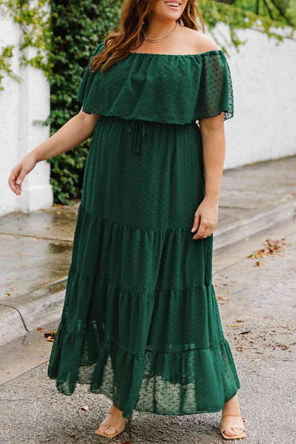 Vestido escalonado con hombros descubiertos y lunares suizos de talla grande