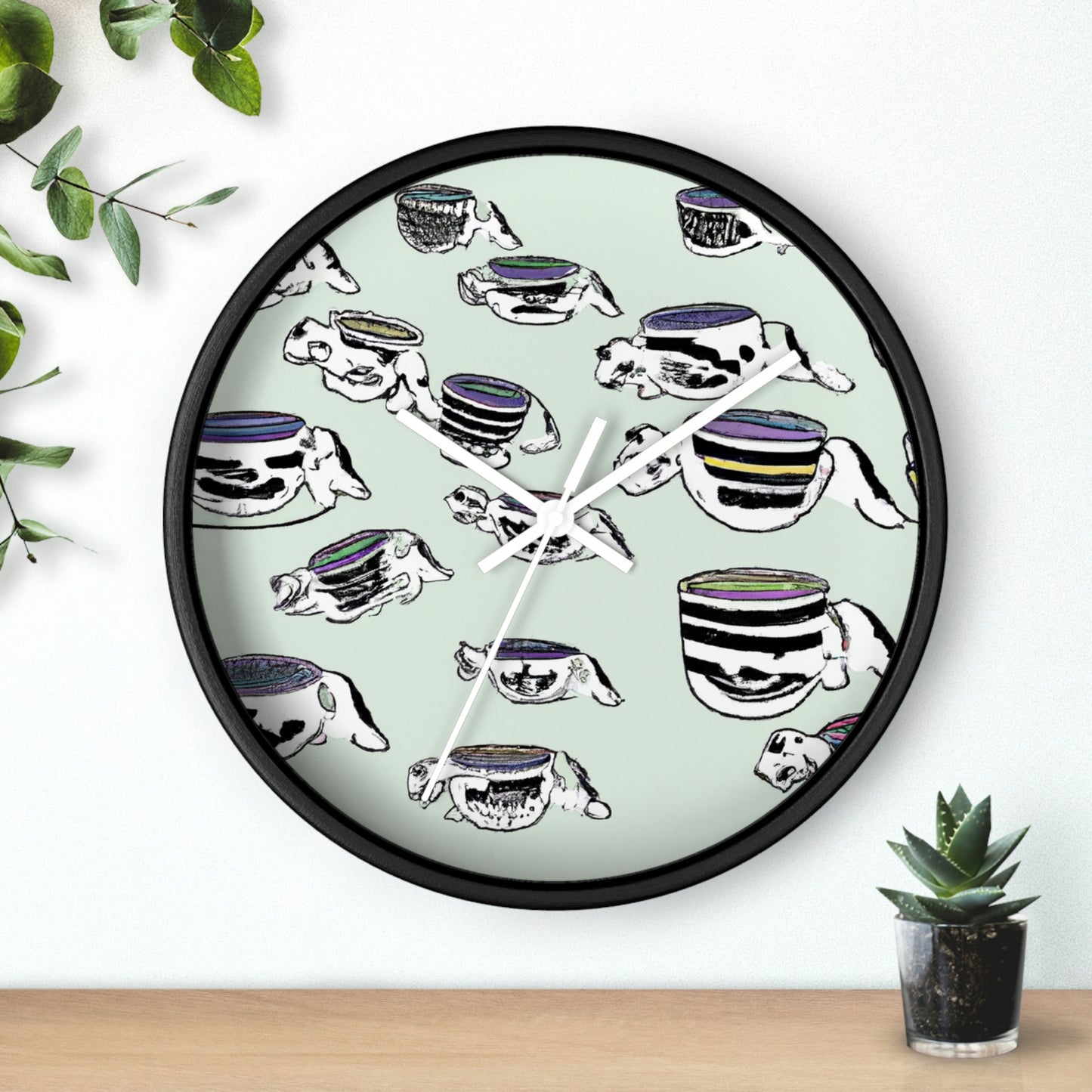 "Un desfile de la fiesta del té ronroneantemente precioso" - El reloj de pared alienígena