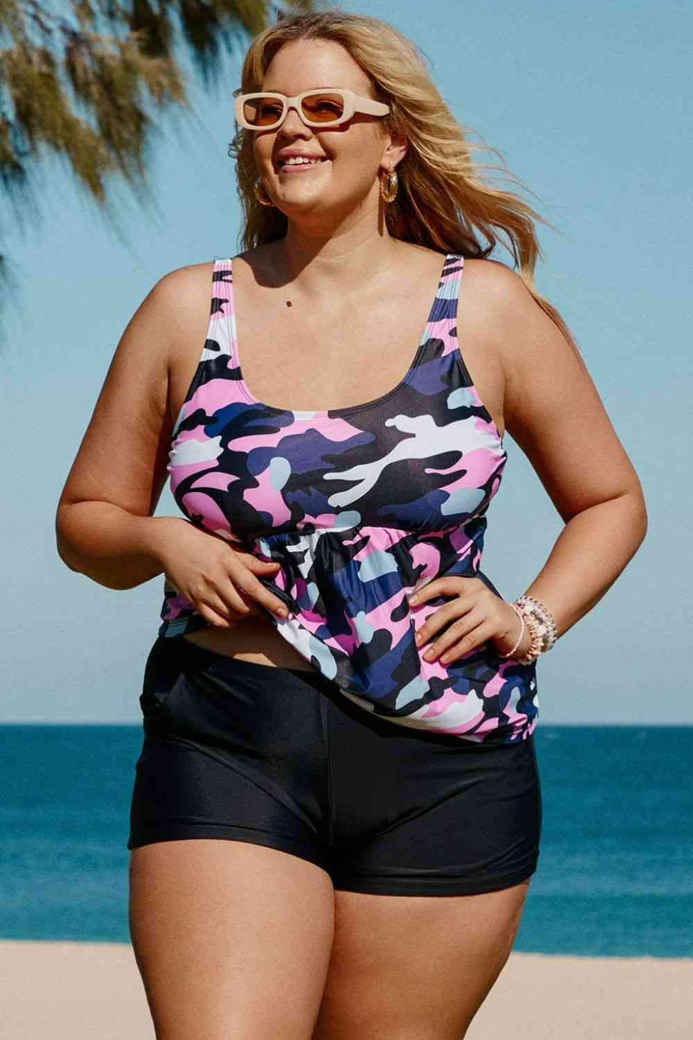 Conjunto de tankini de dos piezas con peplum de camuflaje de talla grande