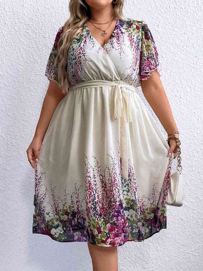 Plus-Size-Kleid mit Blumenmuster, Taillenschnürung und Surplice-Ausschnitt