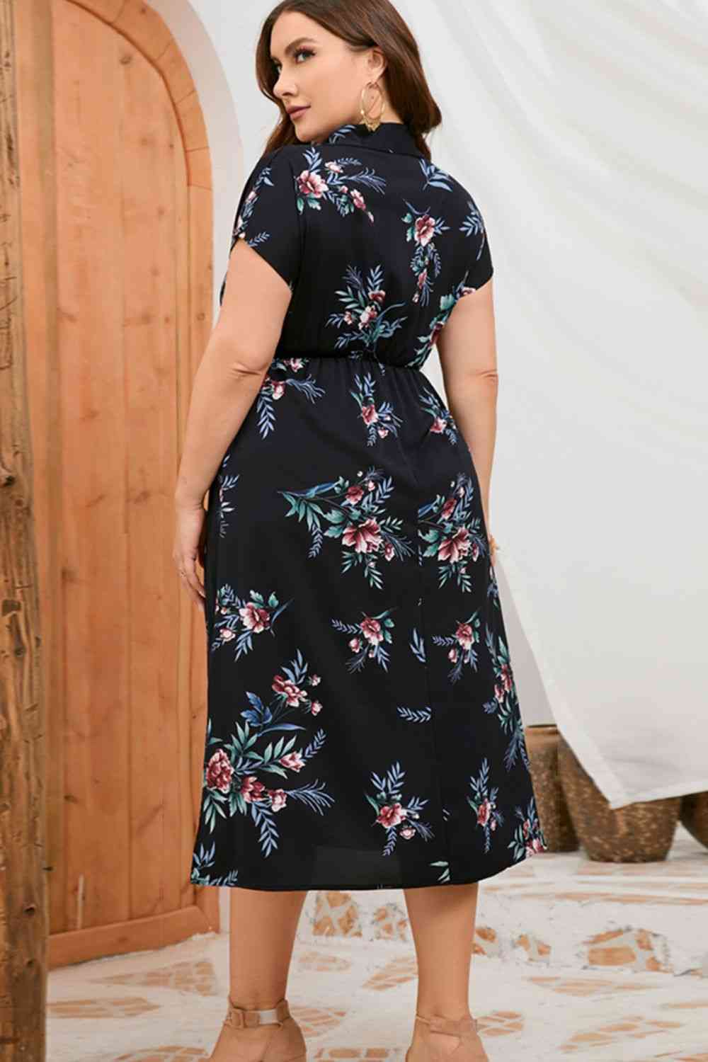 Kurzärmliges Kleid mit Johnny-Kragen und Blumenmuster in Übergröße