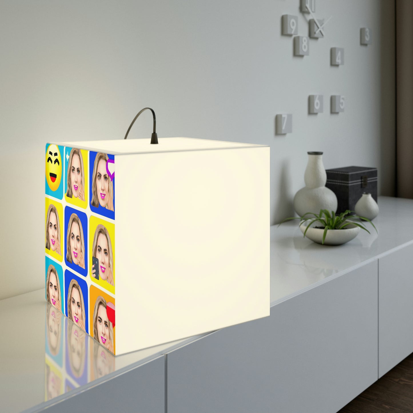 "Emoji-zing a Celebrity: A Pop Art Portrait" - Die Alien Light Cube Lampe