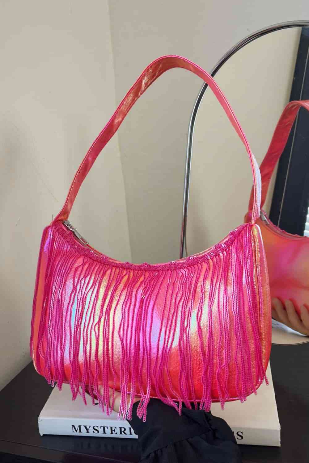 Bolso con detalle de flecos