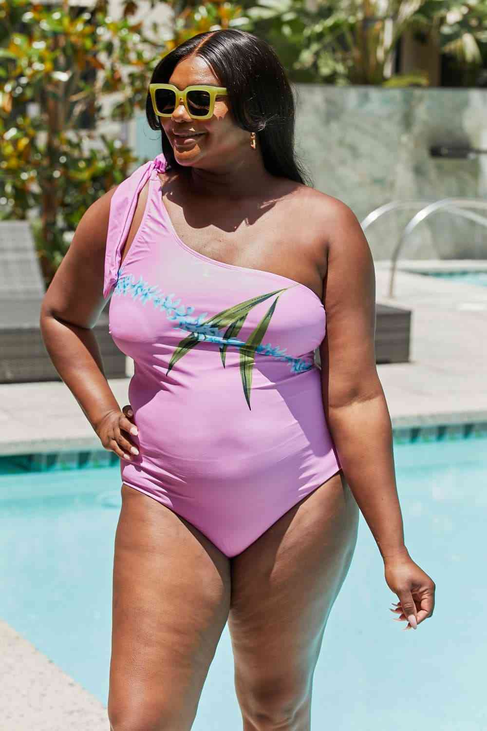 Traje de baño de un hombro en color rosa clavel de Marina West Swim Vacay Mode