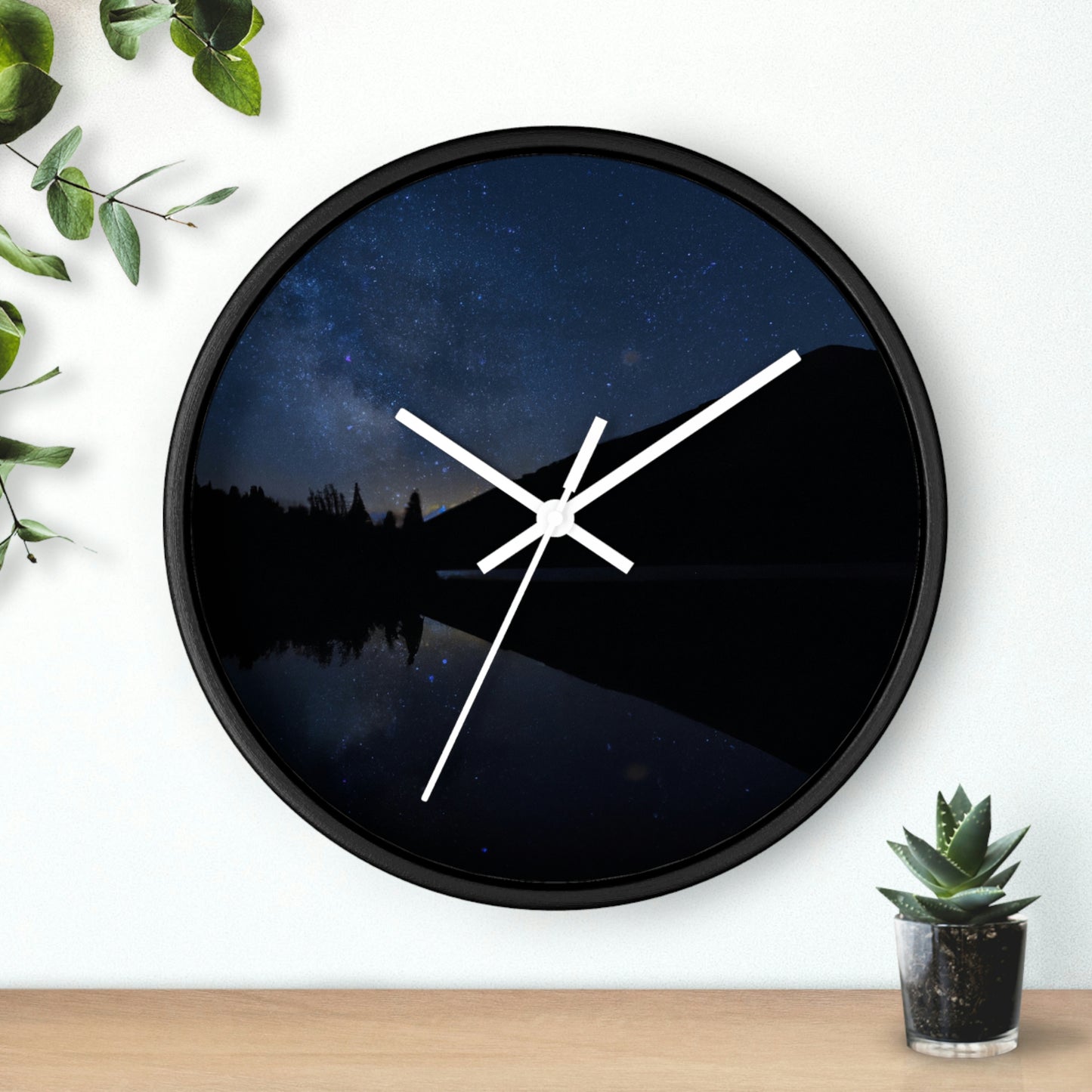 "Una tranquilidad iluminada por las estrellas" - El reloj de pared alienígena