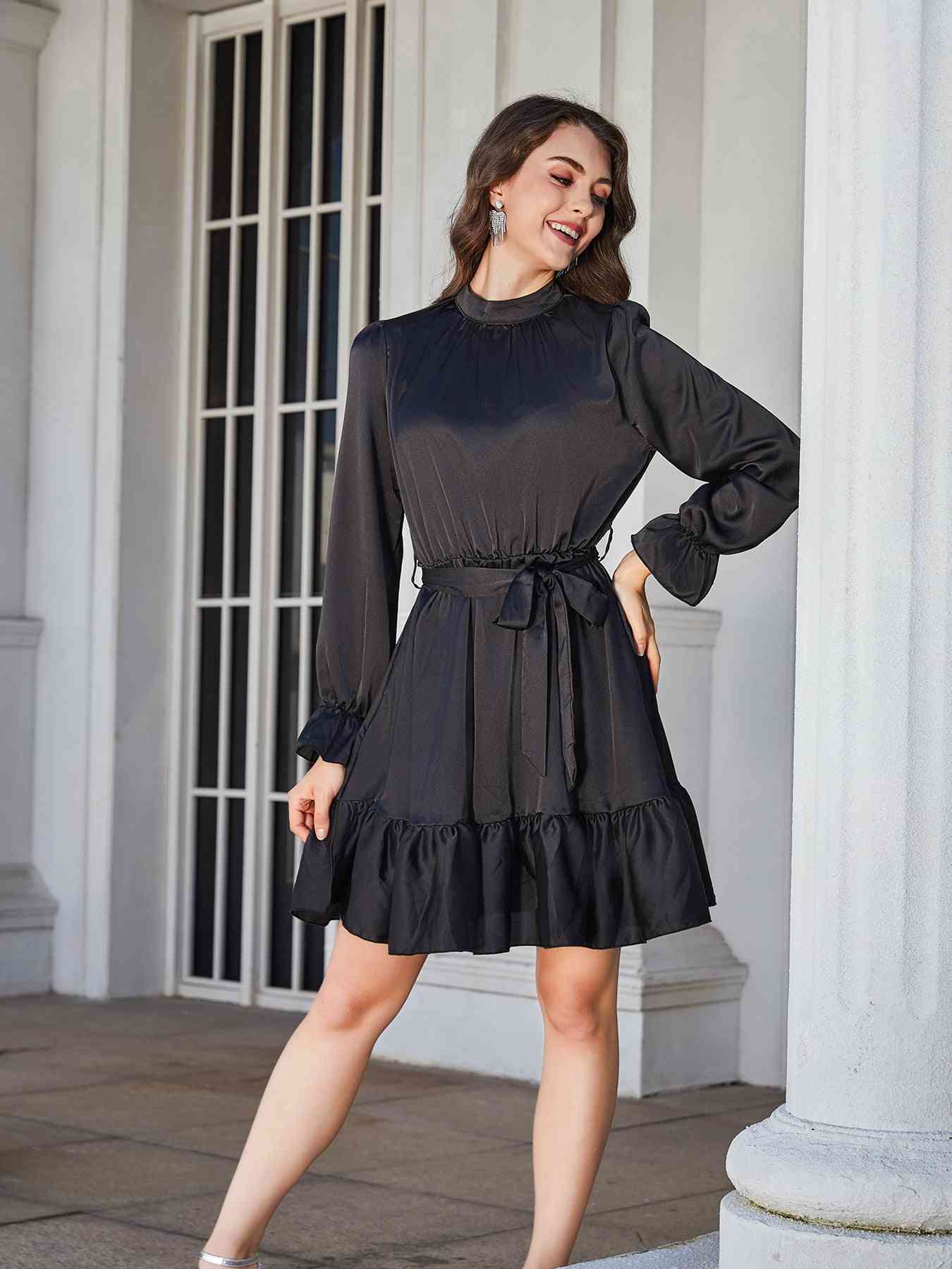 Vestido hasta la rodilla con cuello simulado y cinturón con lazo en el dobladillo con volantes