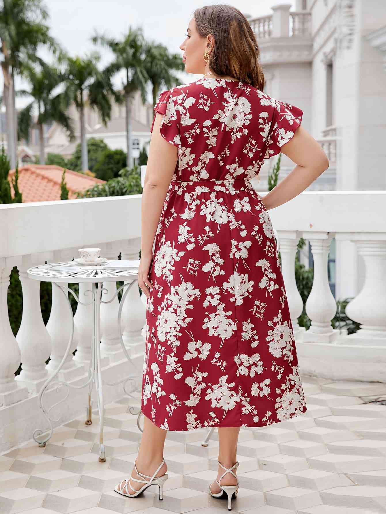 Plus-Size-Midikleid mit Blumenmuster, Taillenschnürung und Surplice-Ausschnitt