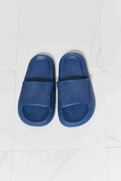 MMShoes „Arms Around Me“-Slipper mit offener Zehenpartie in Marineblau