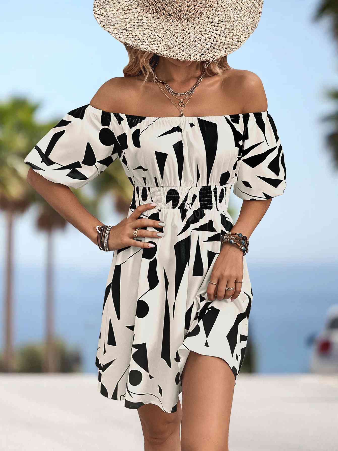 Vestido estampado con hombros descubiertos y cintura fruncida