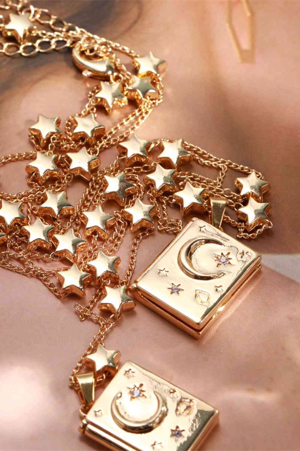 Collar de cobre bañado en oro de 14 quilates con estrella y luna