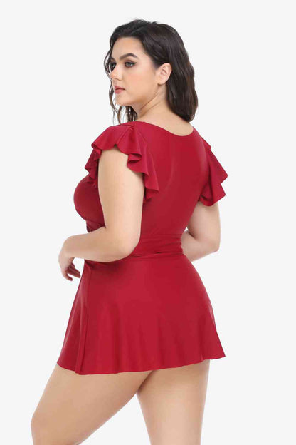 Plus-Size-Set aus gerüschtem Badekleid und Badehose mit tiefem Ausschnitt