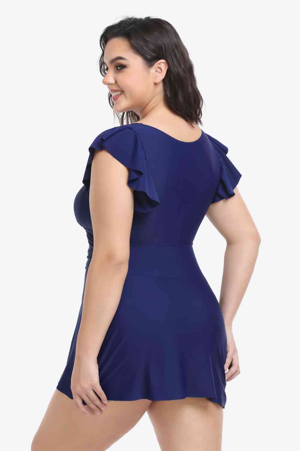 Plus-Size-Set aus gerüschtem Badekleid und Badehose mit tiefem Ausschnitt