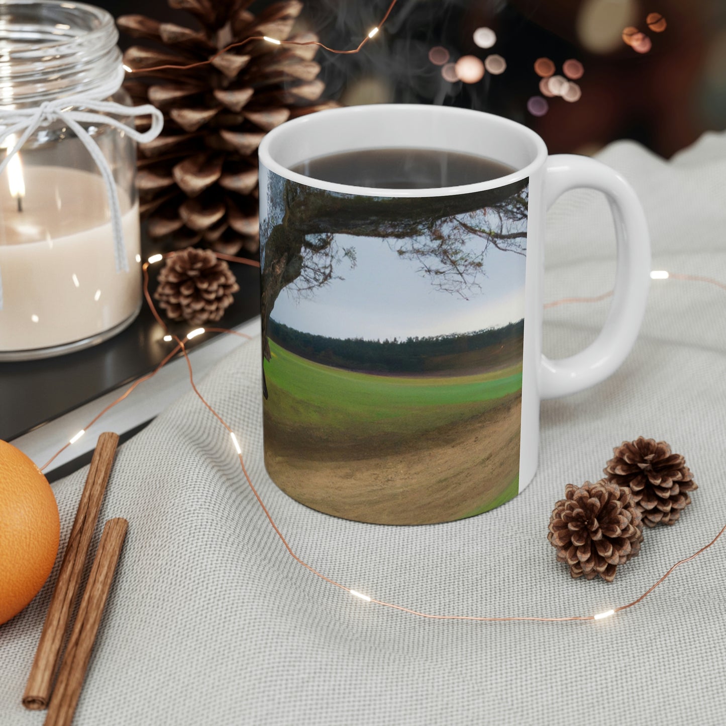 „Ein Schatten auf der Wiese: Der letzte stehende Baum“ – The Alien Keramiktasse, 325 ml