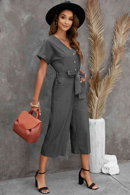 Kurzer Jumpsuit mit Knopfleiste vorne, Gürtel und Taschen