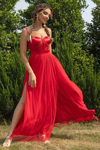 Vestido dividido con escote corazón y tirantes finos