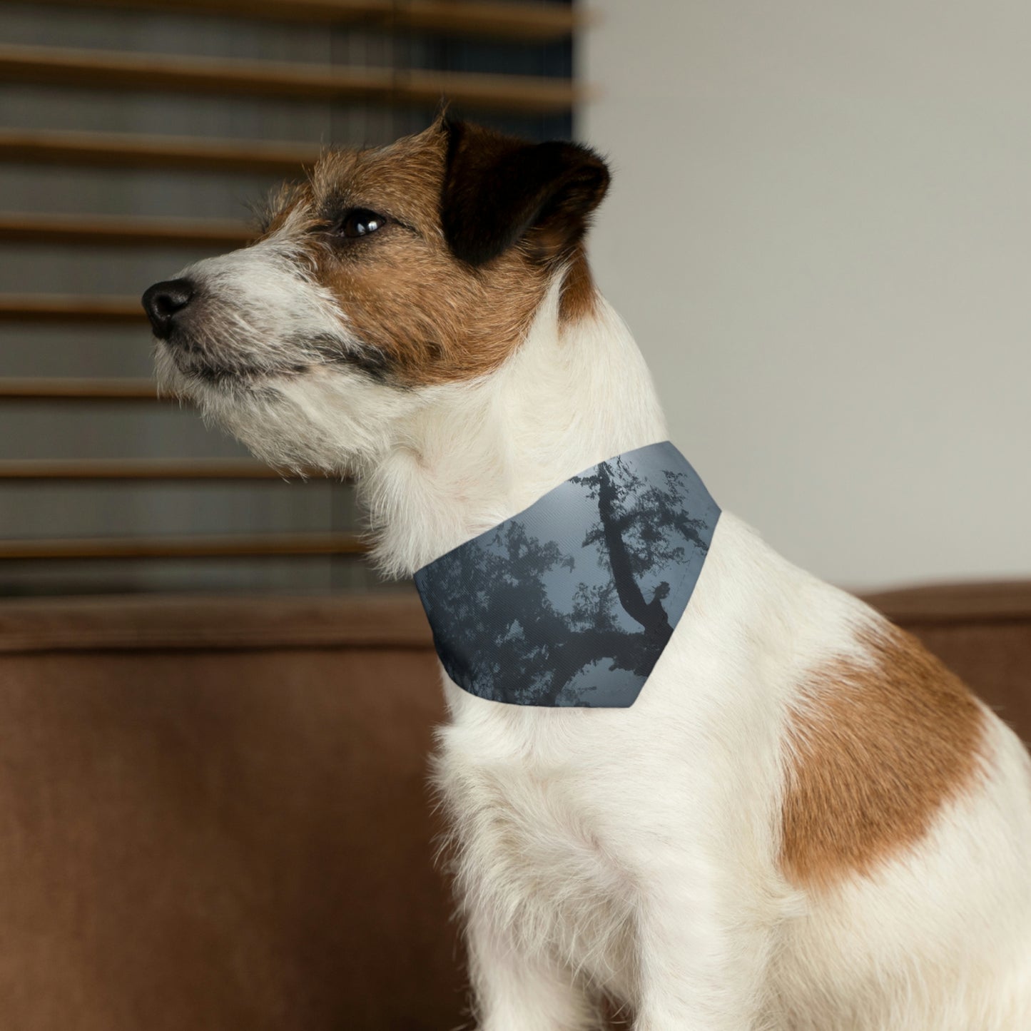 "Ein leuchtender Wächter im Nebel" - Das Alien Pet Bandana Halsband #nft