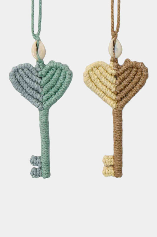 Halskette mit Anhänger aus Baumwollkordel in Schlüsselform