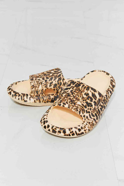 MMShoes „Arms Around Me“-Slipper mit offener Zehenpartie in Leopardenmuster