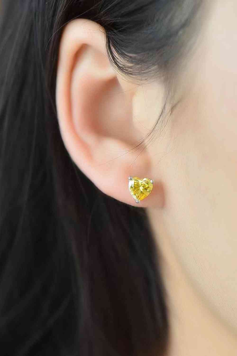 Pendientes chapados en platino con moissanita en forma de corazón amarillo de 2 quilates