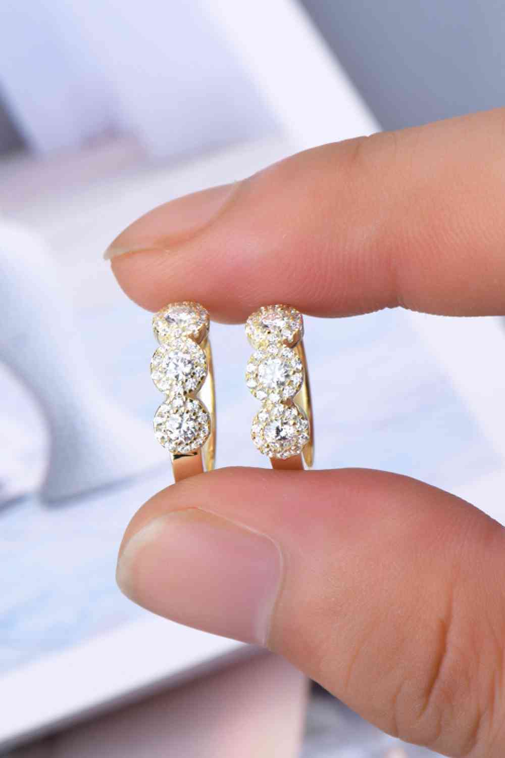 Pendientes Huggie de plata de ley 925 con moissanita