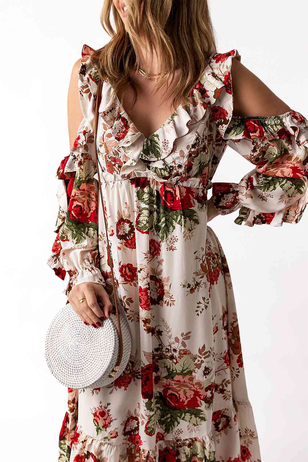 Vestido floral con hombros descubiertos y volantes