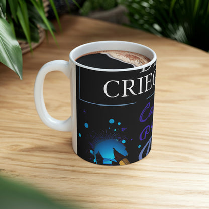 "Encontrando la luz en la oscuridad" - Taza de cerámica The Alien 11 oz